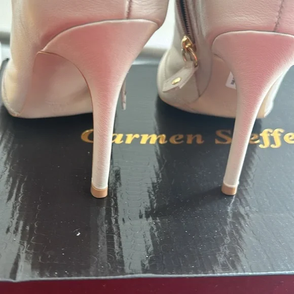 Boots - Picture 3 of 5